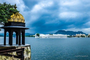 Evening Excursion: Bagore Ki Haveli & Lake Fatehsagar with Dinner