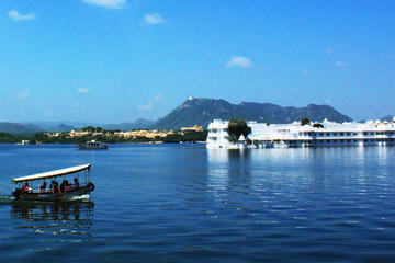 Sunset Boat Cruise on Lake Pichola in Udaipur