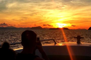 Phi Phi Islands Day Trip at Sunrise with Lunch from Phuket