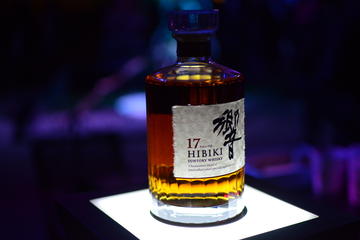 Japanese Aged Whisky Tasting Experience at Local Bar in Tokyo