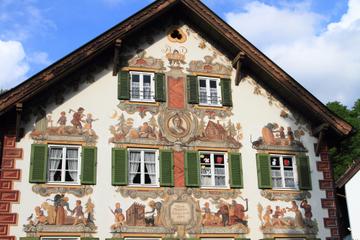 Royal Castle of Linderhof and Oberammergau Day Tour from Munich