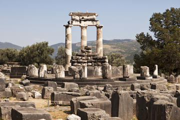 Overnight Delphi and Meteora Tour from Athens with Spanish-Speaking Guide