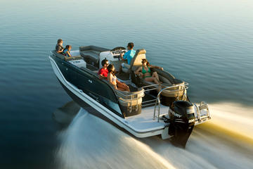 Private boat tour on the St-Lawrence river at the old port of Montreal