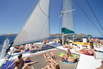 Cruise with the catamaran Magic