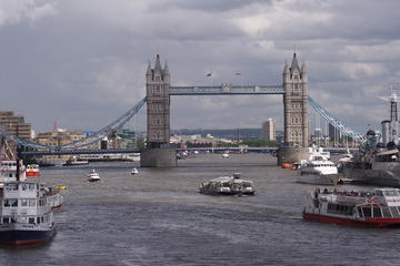 Private One Way or Round Trip Transfer: Luton Airport to London City