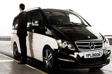 Private Arrival Connection Transfer: Heathrow to Gatwick Airport for Up to 8 Passengers