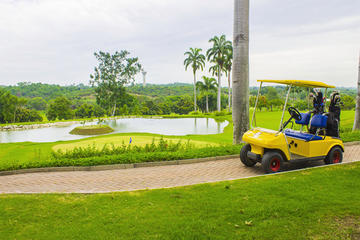 Golf at Lacosta Country Club in Guayaquil with Transfers