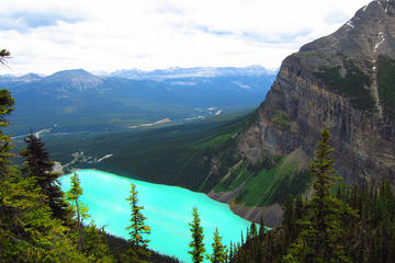 Private Departure Transfer: Lake Louise to Calgary International Airport