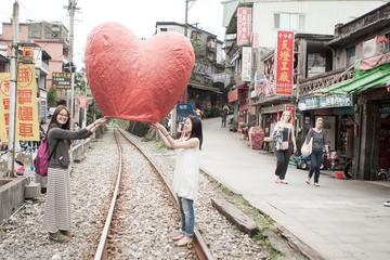 5-Hour Shifen Old Street Walk and Pingxi Sky Lantern Tour from Taipei