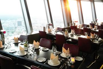 Sla de wachtrij over: diner in de Berlijnse Fernsehturm