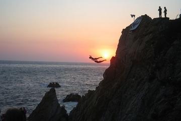 Acapulco' High Cliff Divers by Night Tour