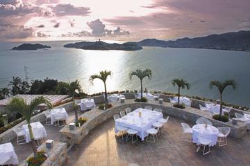 Cliff Diver Exhibition and 3-Course Dinner in Acapulco