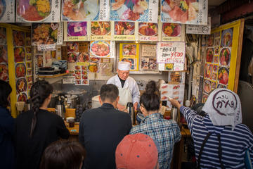Tsukiji Fish Market Tour in Tokyo with Samples and Coffee