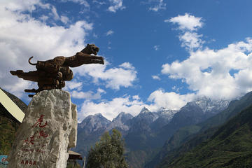 Full-Day Private Trip: Marvelous Gorge Sightseeing and Photo-Taking From Lijiang