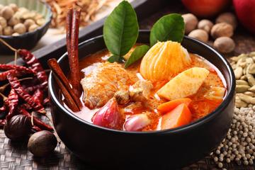 Evening Thai Dinner and Huangpu River Cruise in Shanghai