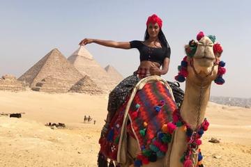 Short stopover tour to Giza pyramids and Sphinx