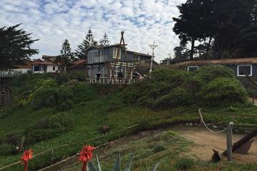Full-Day Private Isla Negra, Pomaire, and Coastal Resorts Tour from Santiago
