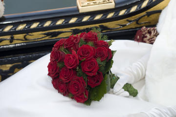 Renew your wedding vows on a romantic gondola