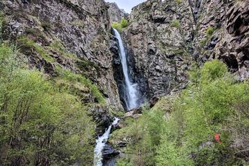 Hike to Gveleti waterfall by Kazbegi in a private day trip