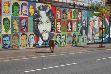 2-hour Black Taxi Tour of Belfast’s Murals and Peace Walls