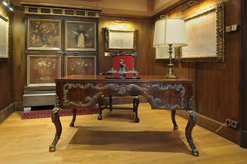 La Casa de la Seda Private Guided Guided Tour with Glass of Cava in Barcelona