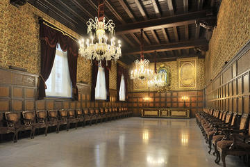 Skip the Line: La Casa de la Seda Guided Tour in Barcelona