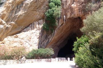 Da San Sperate a Domusnovas: Viaggio tra murales e grotte in Sardegna