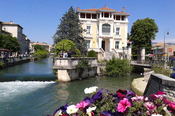 Private Day Trip to Luberon Villages: L'Isle sur la Sorgue, Gordes and Roussillon from Arles
