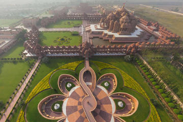 Experience the cosmic energy at Akshardham temple in Delhi