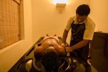 Pamper yourself with an Ayurvedic massage therapy in Mararikulam