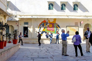 Private walking tour of havelis narrow lanes and temples in Udaipur