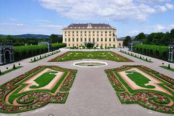 Skip the line: Guided tour Schönbrunn Palace and Vienna Historical City Tour