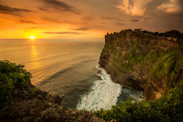 Uluwatu Cliff by Night: Seafood Dinner at Jimbaran Bay with Kecak Show
