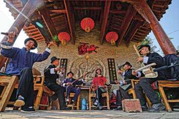 Private Day Tour of City Wall, Tang Bo Art Museum, and More