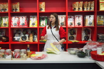 Kimchi School & Hanbok Experience _learn to make kimchi & korean costume photo session