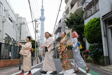 Stroll Along Shitamachi in a Striking Casual Kimono