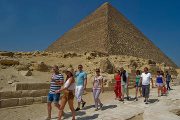 Cairo airport transit tourists to visit Cairo museum and Giza pyramids