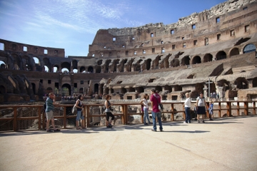 Rondleiding door het oude Rome en het Colosseum: ondergrondse kamers ...