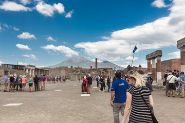 Skip-The-Line Pompeii and Vesuvius with Pizza Lunch from Sorrento
