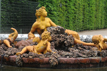 Skip the Line: Versailles Palace and Gardens Tour from Versailles