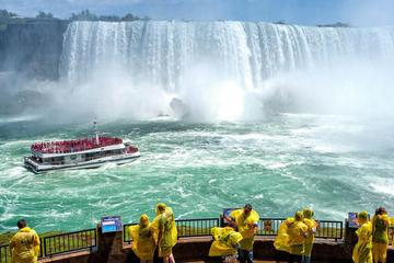 Magnificent Tour of Niagara Falls with Cruise Journey Behind the falls and Lunch