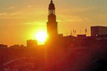 Illuminated Hamburg City Tour and Evening Cruise