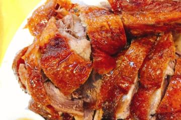 Explore local market and take you to eat in a local time-honored restaurant