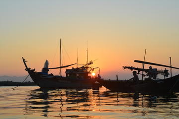 2.5-hour Sunset River Cruise and Basket Boat Rowing in Hoi An