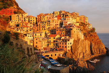 Cinque Terre sunset boat tour with aperitivo in Vernazza