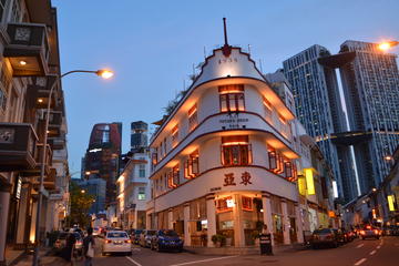 Singapore's Chinatown Walking Tour at Dusk