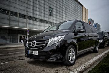 Arrival Private Transfer Hongqiao Airport SHA to Shanghai in Luxury Van