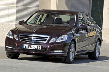 Catania Airport CTA Arrival Private Transfer to Syracuse City in Business Car