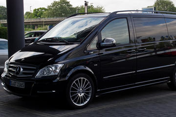 Vienna City Departure Private Transfer to Vienna Airport VIE in Luxury Van