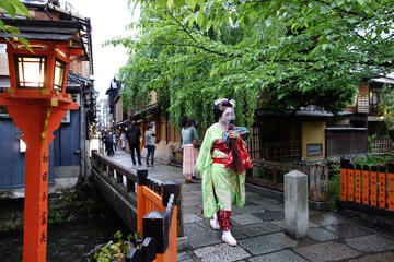 Private Tour: Kyoto Photoshoot and Sightseeing with Photographer Guide